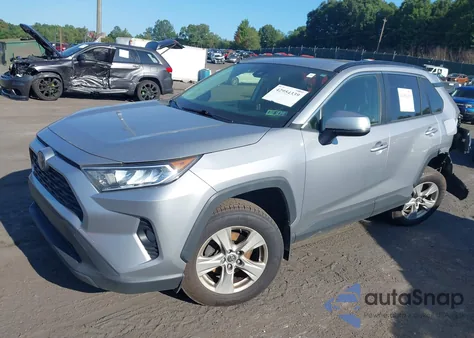 2019 Toyota Rav4 Xle z USA, uszkodzony, nr VIN JTMP1RFV1KD017257